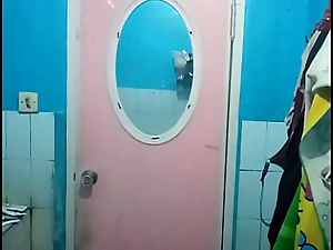 REKAM CEWEK MANDI DI KOST [ Full Video : ratihbugil online ]