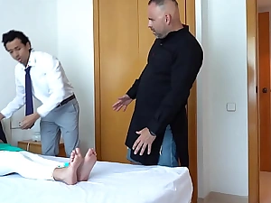 महिला के पति के सामने डॉ  ने उसके साथ बदसलूकी किया और उसे चोदा